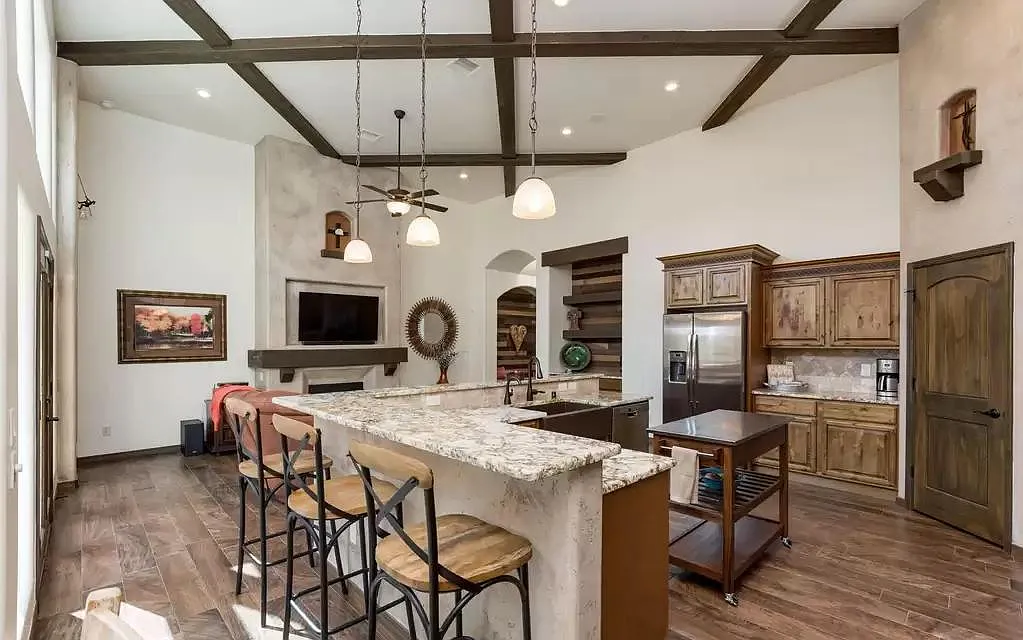 4 bed, 2.5 bath, 2106 sqft, $2,400 — Photo 4