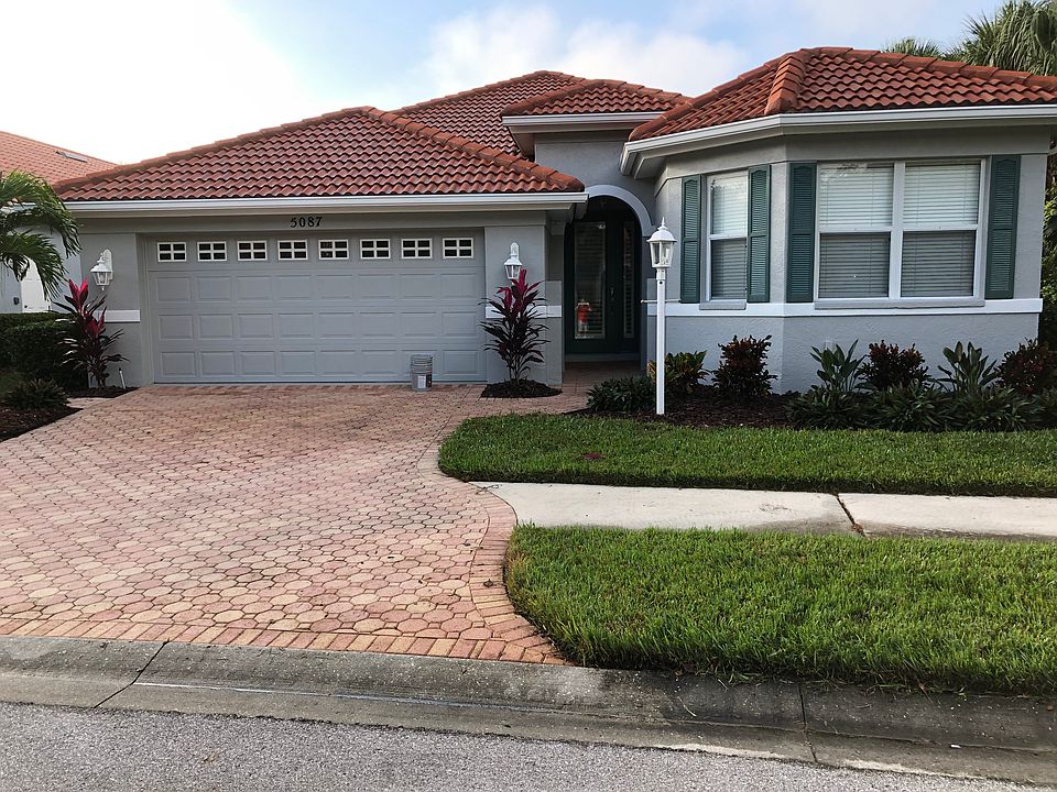 3bedroom 2.5 bathrooms pool
