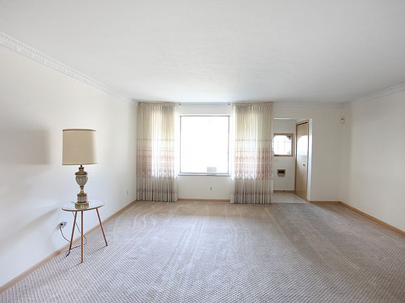 4th image of 399 Calvin Dr