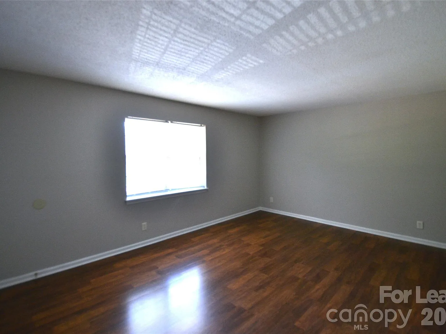 1 bed, 1.0 bath, 686 sqft, $1,050 — Photo 2