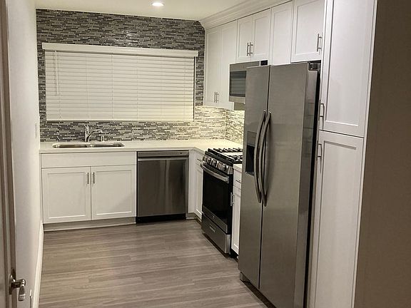 2nd image of 2960-2980 Clairemont Sq #34