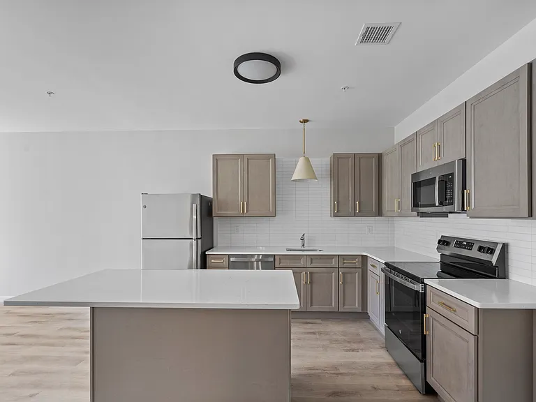 446 Waterman Avenue — Photo 10