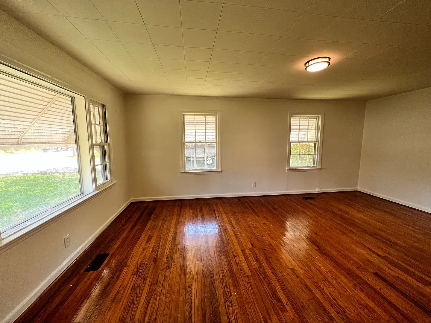 Now available! 2bedroom 1 bathroom with garage — Photo 3