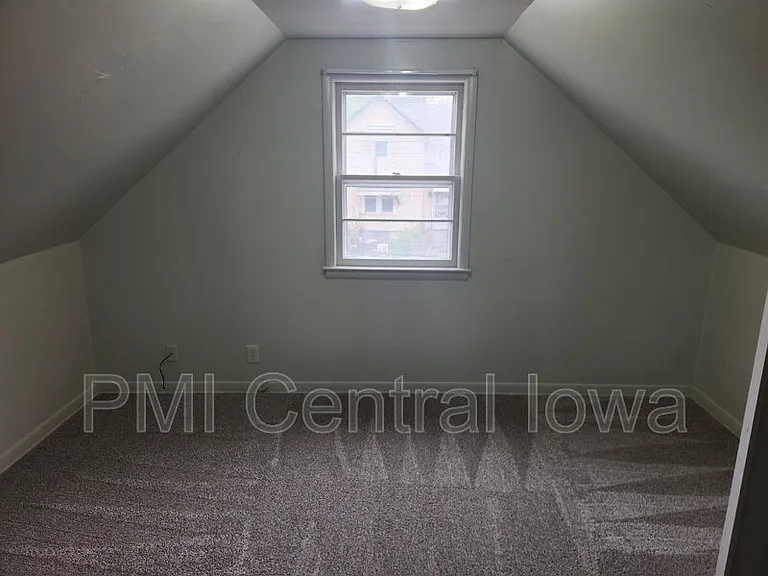 290 E 17th St — Photo 14