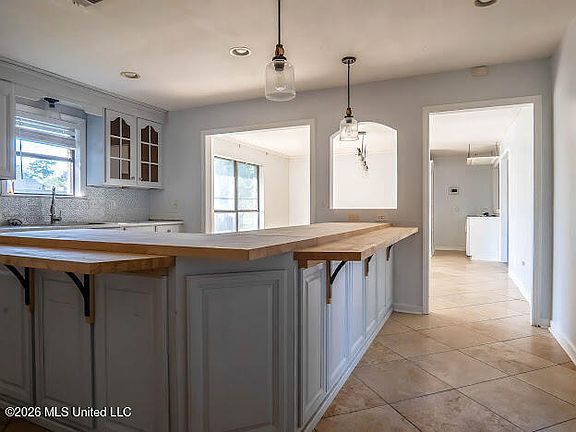 3rd image of 201 Country Cove Cir