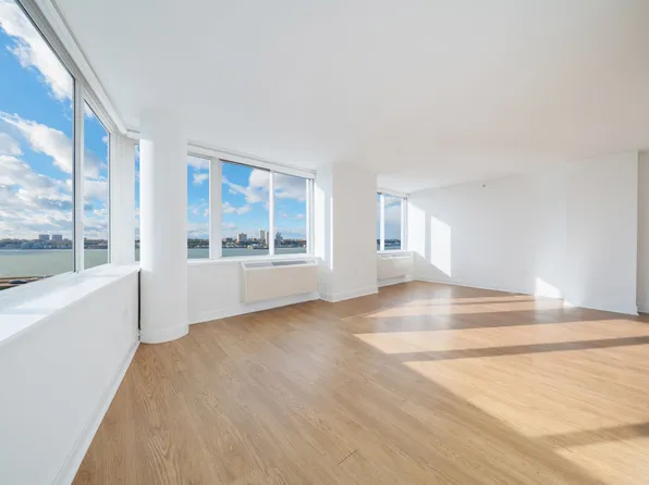 160 Riverside Boulevard image 4 of 17