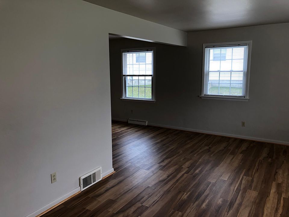 1st image of 180 Stadium Dr APT 1