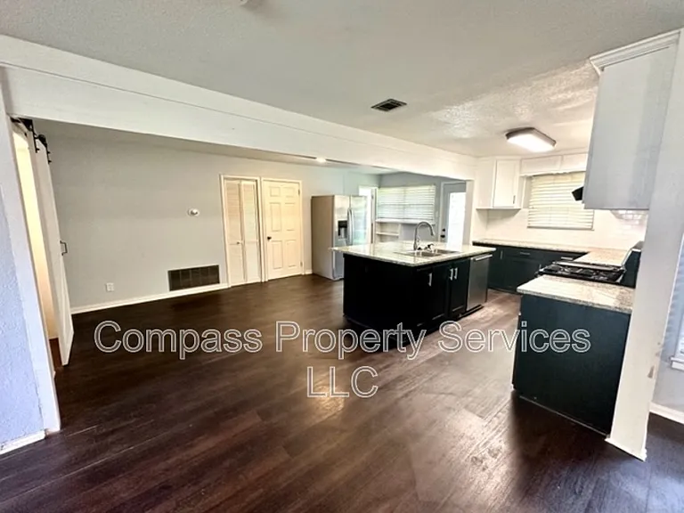 1317 Hillside St — Photo 6