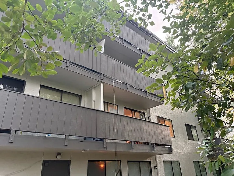 Del Mar Apartments — Photo 10