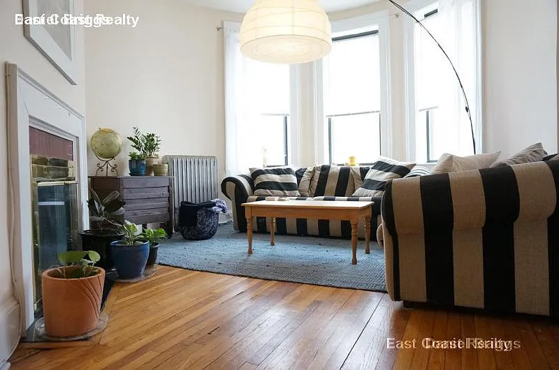 5 bed, 2.0 bath, $4,595 — Photo 2
