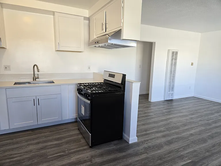10228 Doty Ave #3 — Photo 6