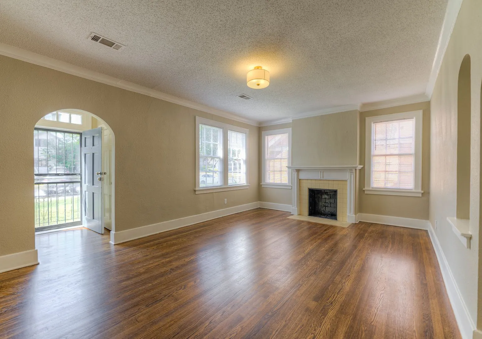 Beautiful 3-Bedroom Home with Modern Kitchen & Ensuite — Photo 2