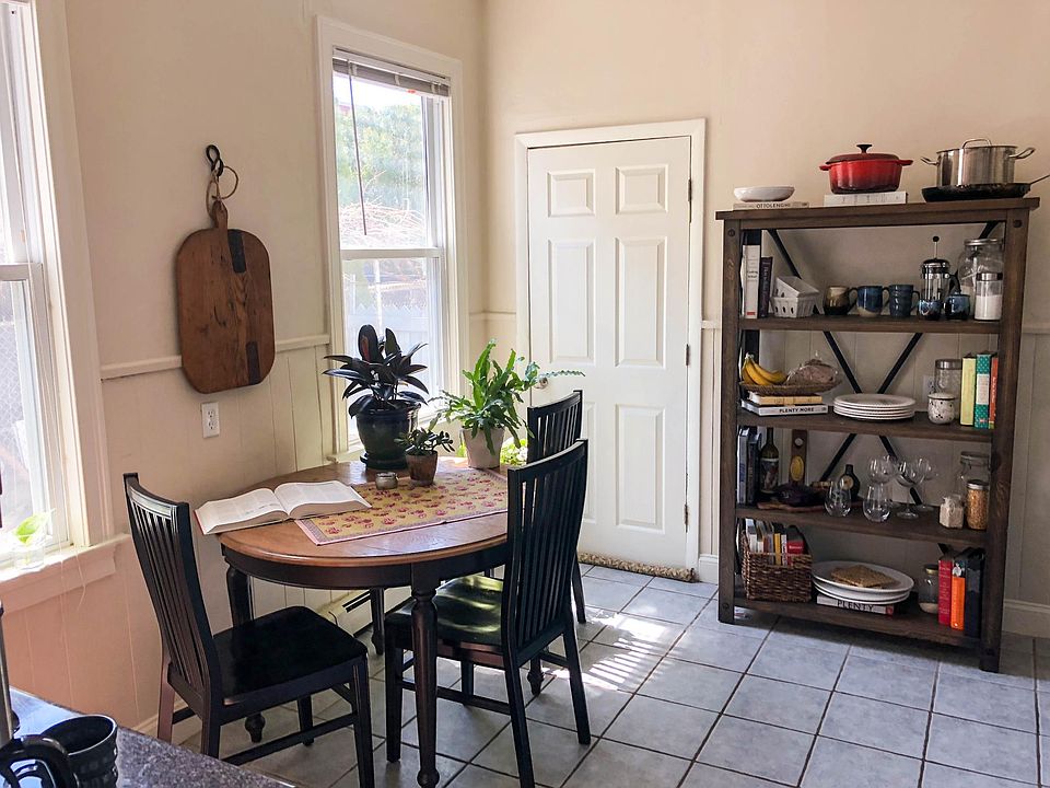MODERN Eat-in KITCHEN!