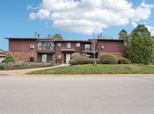 68 Pier Dr APT 102, Westmont, IL 60559