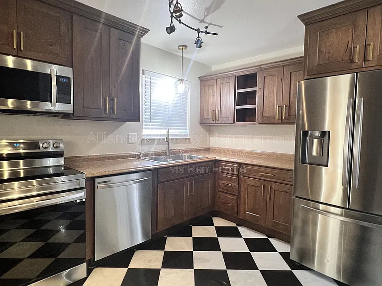514 Catalina Dr — Photo 10