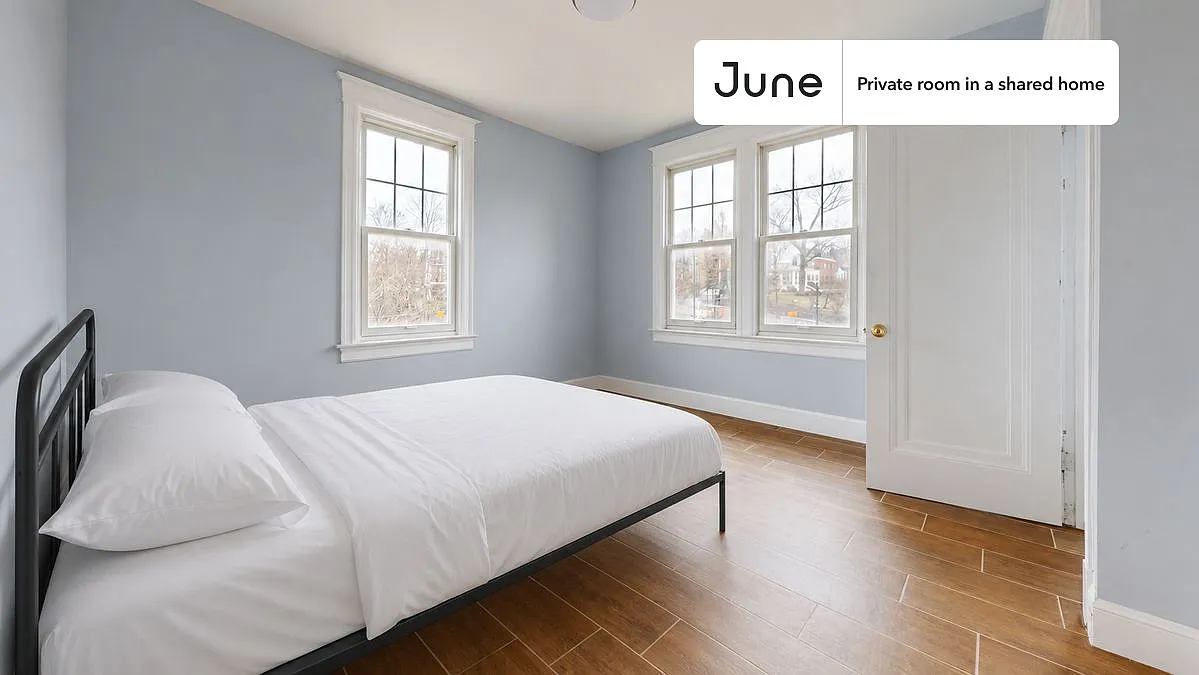 Queen bedroom in 7 bed/6 bath home in Dupont Park #1811 E — Photo 1
