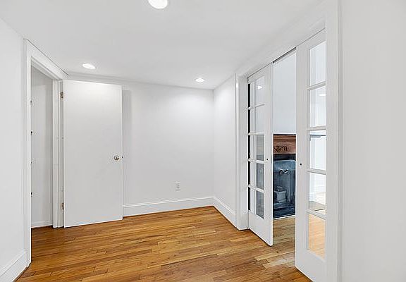5th image of 126 E 27th St APT 1R