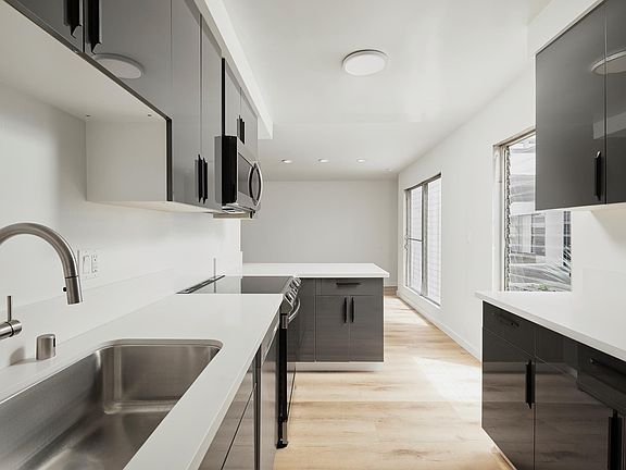 4th image of 305 San Vicente Blvd APT 110