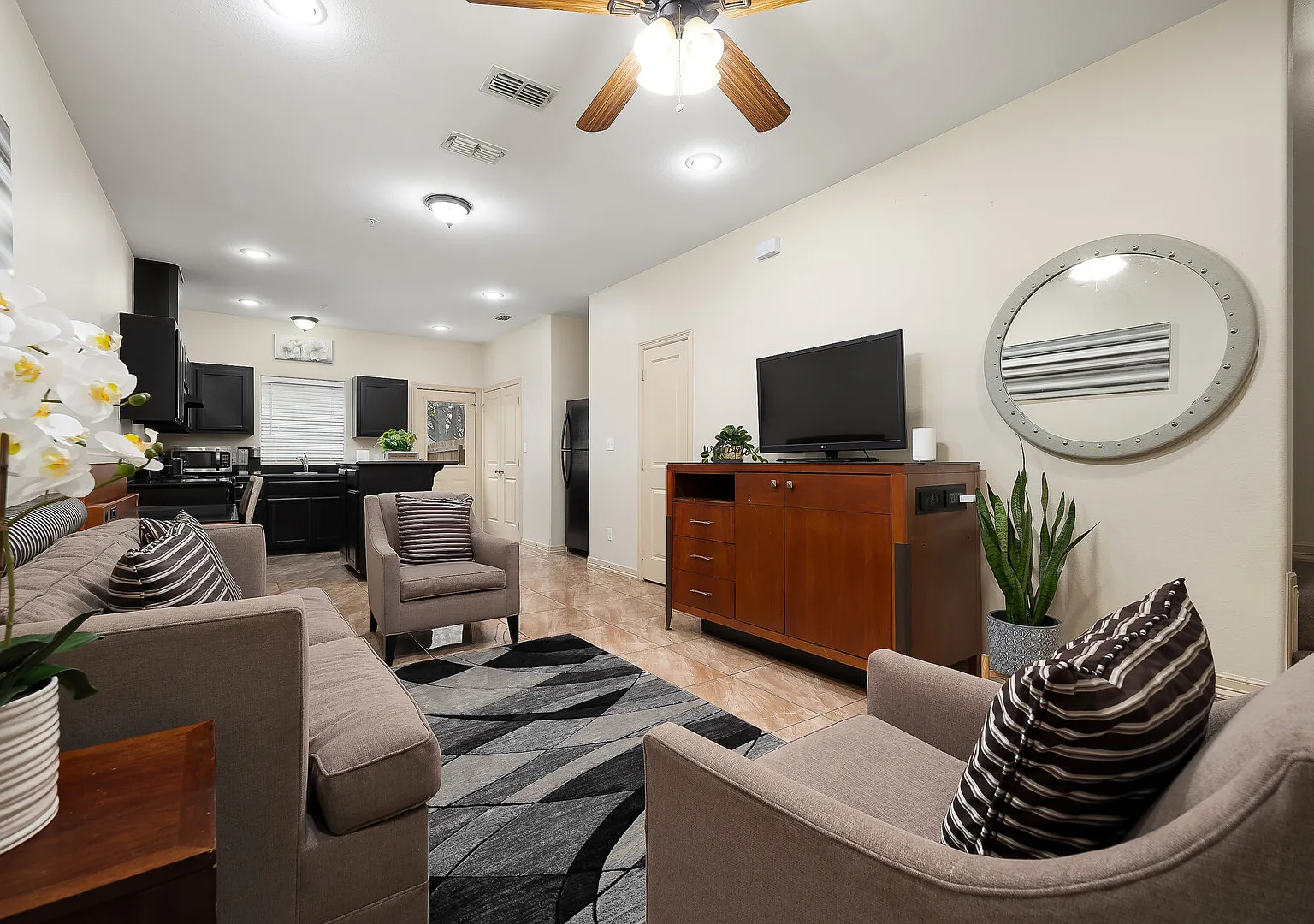 Spacious 3 Bed 2 Bath Apartment with Private Backyard — Photo 1