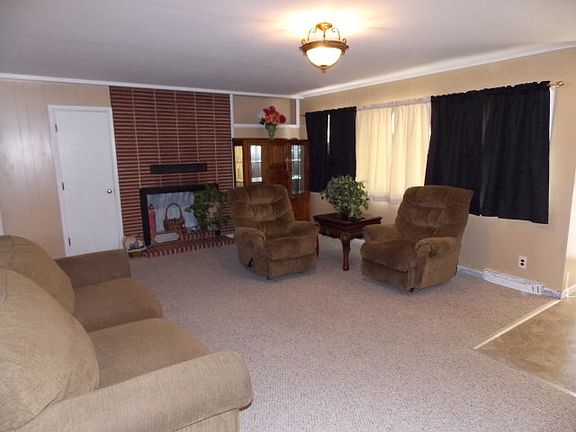 2nd image of 702 Lakeview Dr