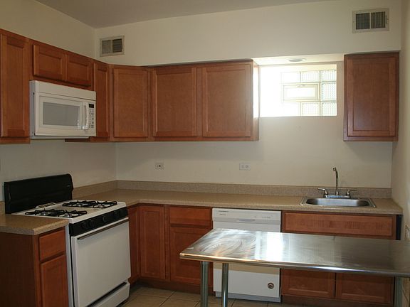 2nd image of 1066 N Paulina St