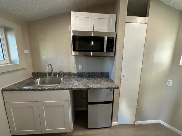 180 S Glenwood St #B, El Paso, TX 79905