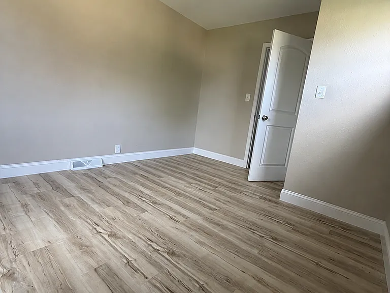 2556 Center St — Photo 10