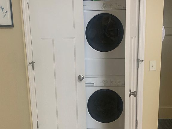 3rd image of 632 Ontario St SE #104