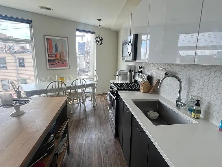 1045 W Cornelia — Photo 29