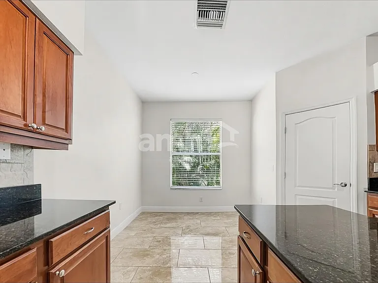 802 Lesa Glen Pl — Photo 4