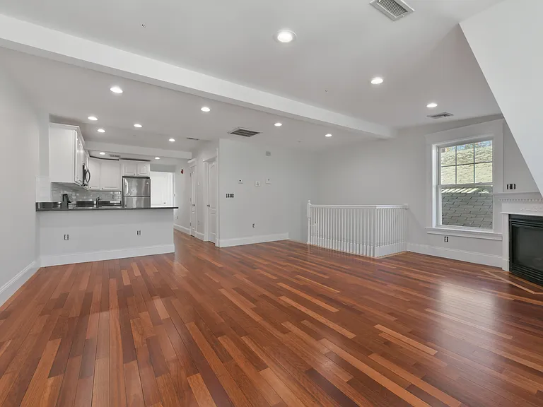 12 Tuckerman St #3A — Photo 1