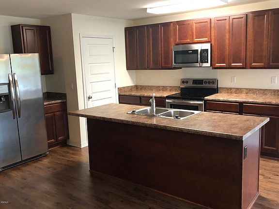 3rd image of 25 Whisperwood Ln
