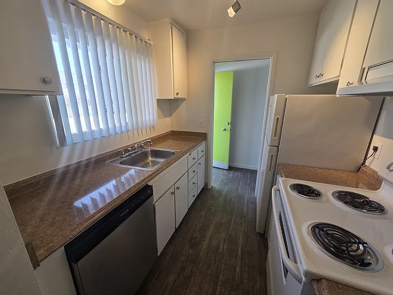 Tropic Sands Apartments — Photo 43
