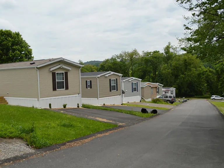 Hillcrest Crossing — Photo 11