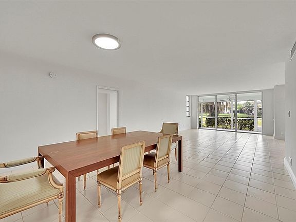 4th image of 823 Cypress Boulevard #102