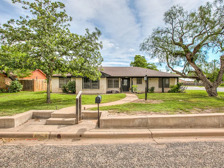 3202 Tanglewood Dr — Photo 3