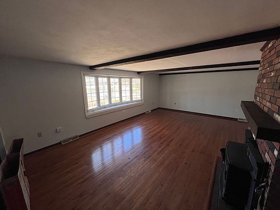 4th image of 33 Meadowbrook Dr