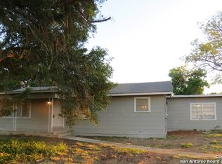 2339 10th St, Floresville, TX 78114