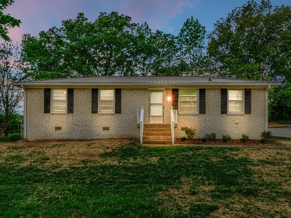 129 Hilltop Dr, Mc Ewen, TN 37101