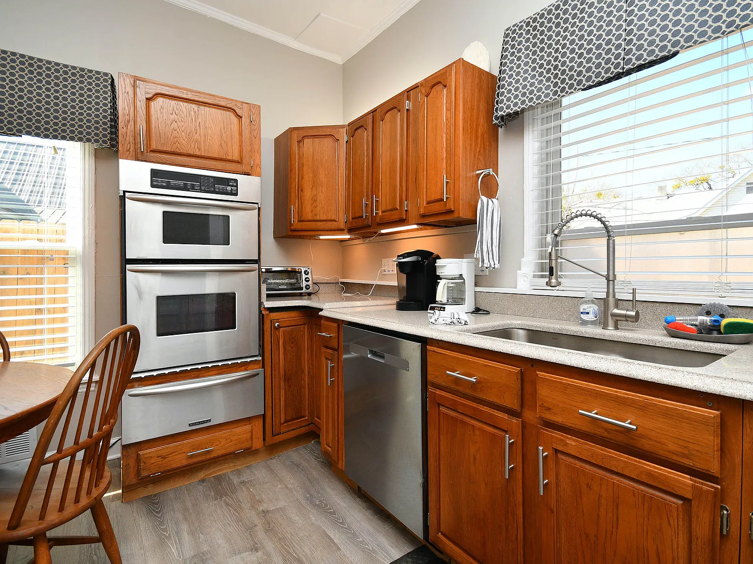 1 bed, 988 sqft, $2,356 — Photo 4