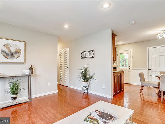 3rd image of 6724 Amlong Ave