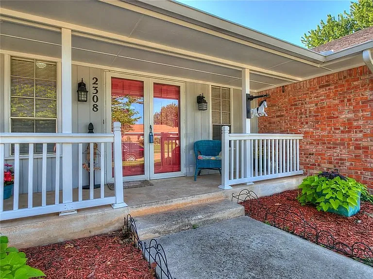 2308 Houston Ave — Photo 12