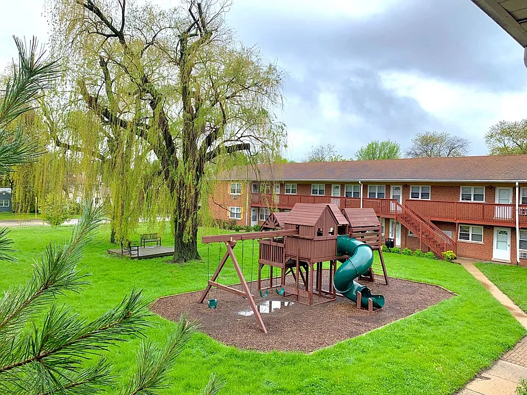 Palatine Park Apartments — Photo 28