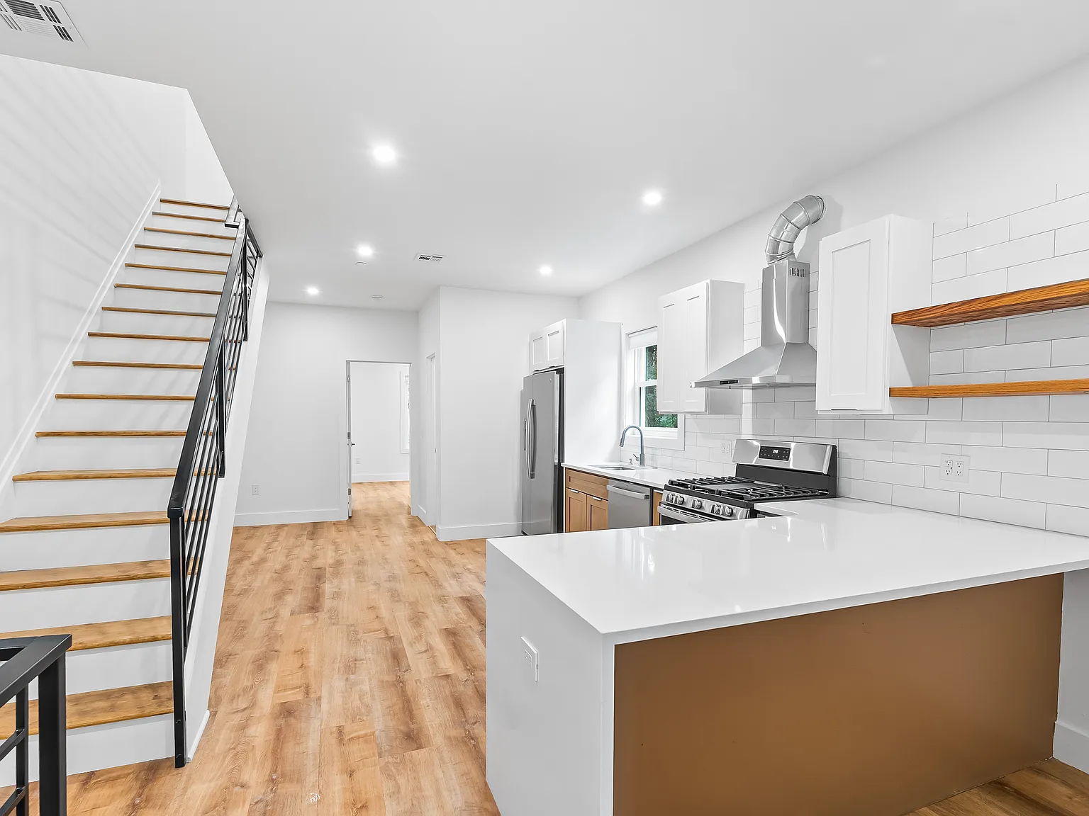 4 bed, 2500 sqft, $2,950 — Photo 3