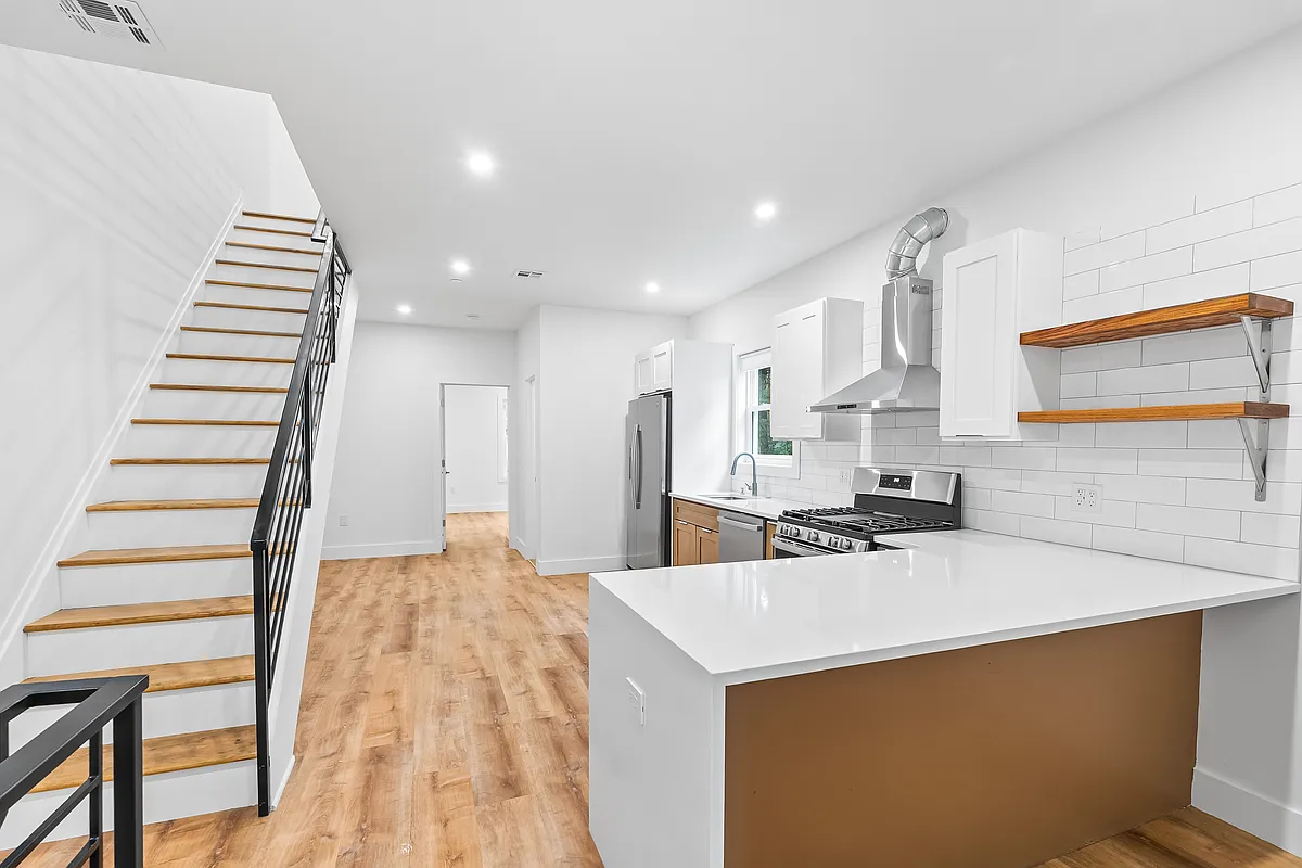 Building Photo - 442 W Queen Ln #2