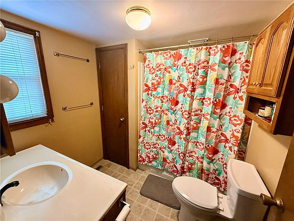 5th image of 701 W Washington St