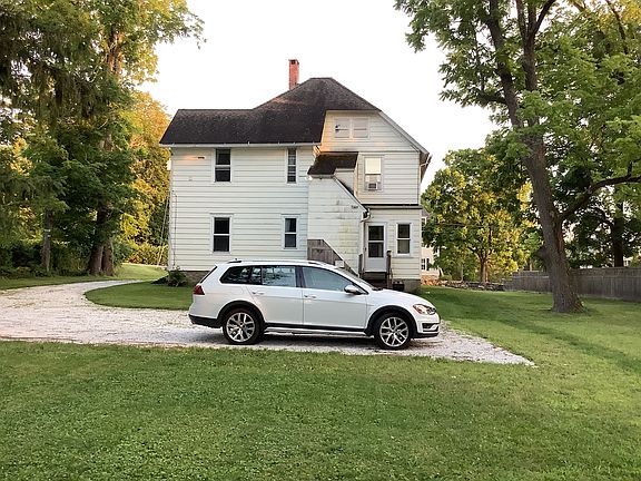 Back yard parking area, & enclosed back entry stairs. Apartment is full 2nd floor. Parking is well lit at night, & an auto-light comes on at the back stairs when near.