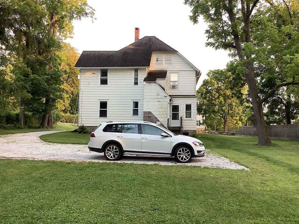 Back yard parking area, & enclosed back entry stairs. Apartment is full 2nd floor. Parking is well lit at night, & an auto-light comes on at the back stairs when near.