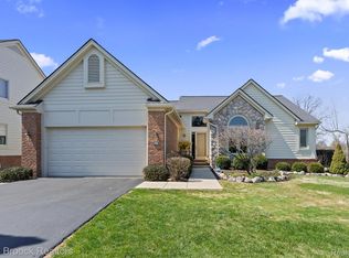 5010 Lake Vista Dr, West Bloomfield, MI 48323