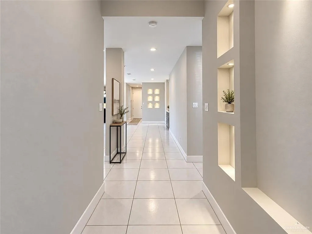 3 bed, 2.0 bath, 1982 sqft, $2,200 — Photo 3